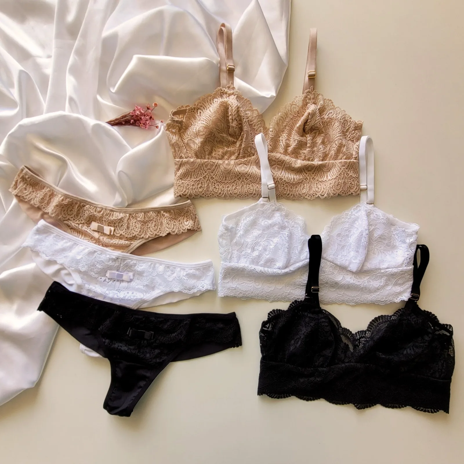 Conjunto em renda e microfibra sem bojo e sem arco + calcinha fio duplo