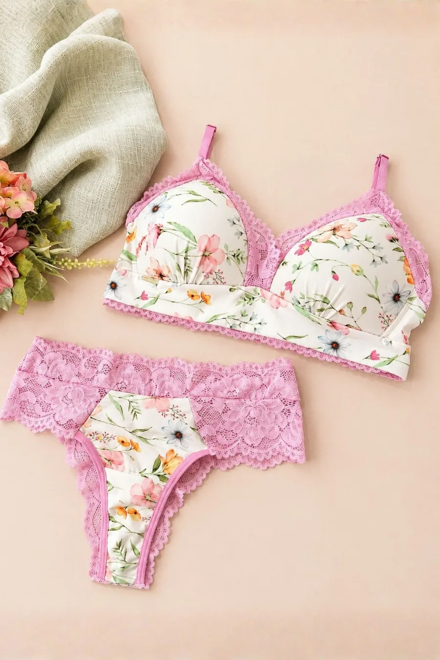 CONJUNTO FEITO NO TECIDO ESTAMPADO COM BOJO BORBOLETA E DETALHES EM RENDA