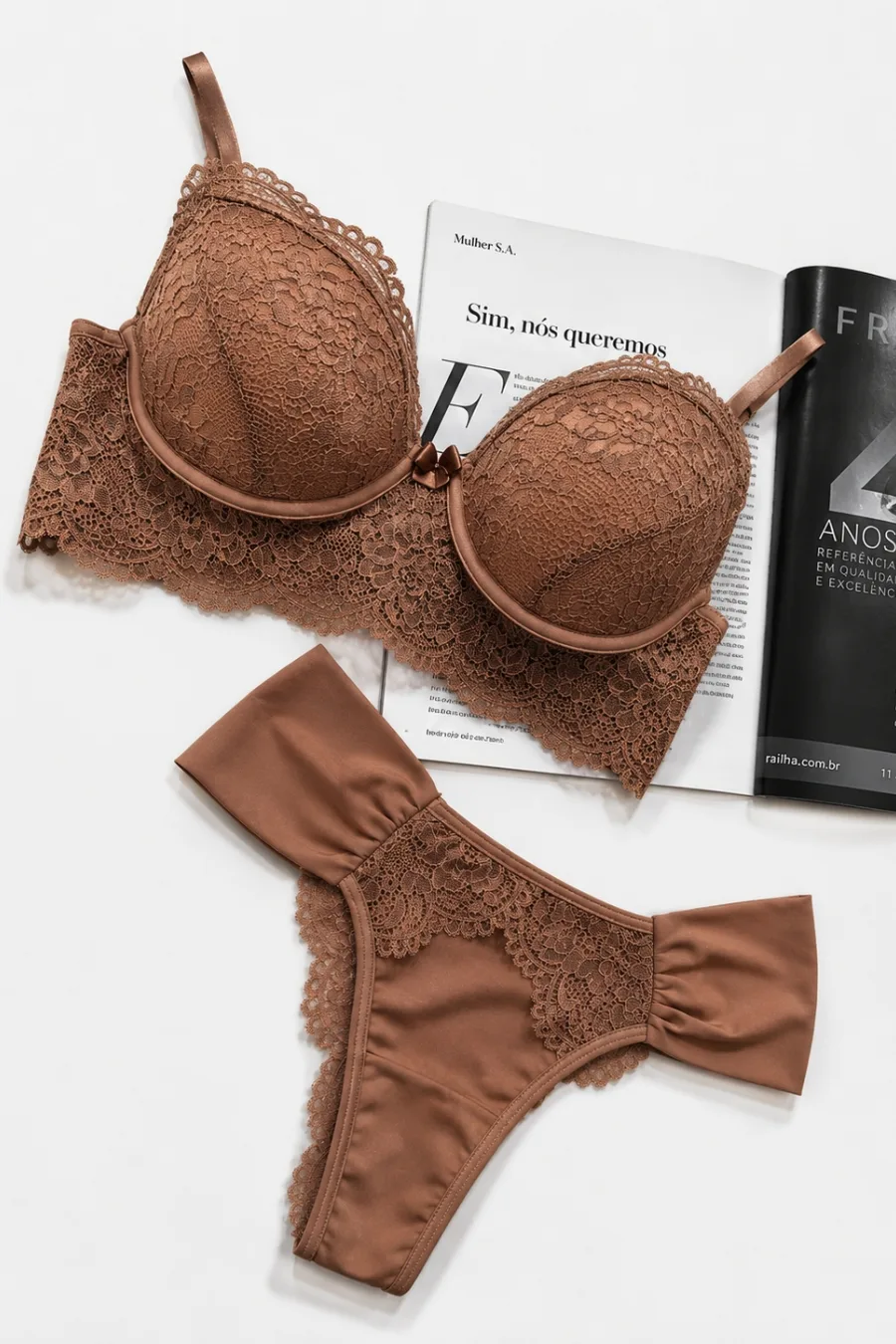 CONJUNTO COM BASE INTERNA. ACOMPANHA UMA CALCINHA BOMBOM DE RENDA